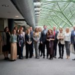 Członkowie i członkinie Zespołu Rektorskiego ds. Przeciwdziałania Mowie Nienawiści i Hejtowi na Uniwersytecie Warszawskim stoją na tle Biblioteki Uniwersyteckiej