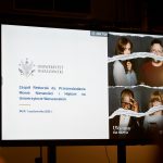 Członkowie i członkinie Zespołu Rektorskiego ds. Przeciwdziałania Mowie Nienawiści i Hejtowi na Uniwersytecie Warszawskim stoją na tle Biblioteki Uniwersyteckiej