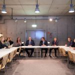 Członkowie i członkinie Zespołu Rektorskiego ds. Przeciwdziałania Mowie Nienawiści i Hejtowi na Uniwersytecie Warszawskim stoją na tle Biblioteki Uniwersyteckiej