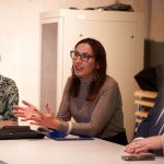 Członkowie i członkinie Zespołu Rektorskiego ds. Przeciwdziałania Mowie Nienawiści i Hejtowi na Uniwersytecie Warszawskim stoją na tle Biblioteki Uniwersyteckiej