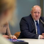 Członkowie i członkinie Zespołu Rektorskiego ds. Przeciwdziałania Mowie Nienawiści i Hejtowi na Uniwersytecie Warszawskim stoją na tle Biblioteki Uniwersyteckiej