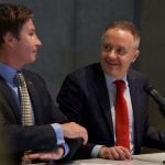 Członkowie i członkinie Zespołu Rektorskiego ds. Przeciwdziałania Mowie Nienawiści i Hejtowi na Uniwersytecie Warszawskim stoją na tle Biblioteki Uniwersyteckiej