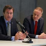 Członkowie i członkinie Zespołu Rektorskiego ds. Przeciwdziałania Mowie Nienawiści i Hejtowi na Uniwersytecie Warszawskim stoją na tle Biblioteki Uniwersyteckiej