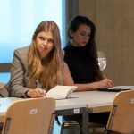 Członkowie i członkinie Zespołu Rektorskiego ds. Przeciwdziałania Mowie Nienawiści i Hejtowi na Uniwersytecie Warszawskim stoją na tle Biblioteki Uniwersyteckiej