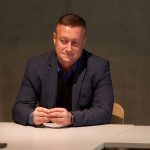 Członkowie i członkinie Zespołu Rektorskiego ds. Przeciwdziałania Mowie Nienawiści i Hejtowi na Uniwersytecie Warszawskim stoją na tle Biblioteki Uniwersyteckiej