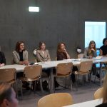 Członkowie i członkinie Zespołu Rektorskiego ds. Przeciwdziałania Mowie Nienawiści i Hejtowi na Uniwersytecie Warszawskim stoją na tle Biblioteki Uniwersyteckiej