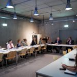 Członkowie i członkinie Zespołu Rektorskiego ds. Przeciwdziałania Mowie Nienawiści i Hejtowi na Uniwersytecie Warszawskim stoją na tle Biblioteki Uniwersyteckiej