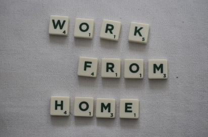 Na jasnym tle napis WORK FROM HOME