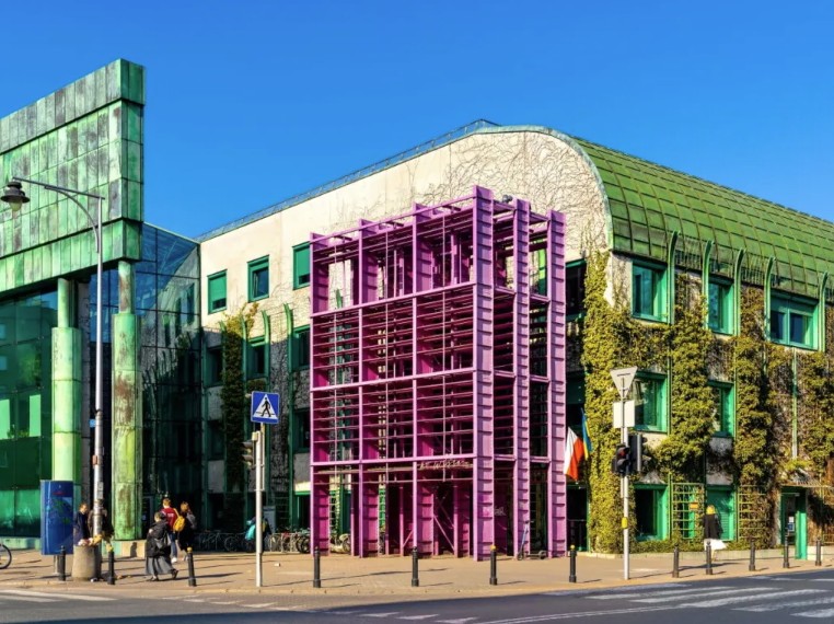 Zdjęcie pokazujące budynek Biblioteki Uniwersytetu Warszawskiego z zewnątrz